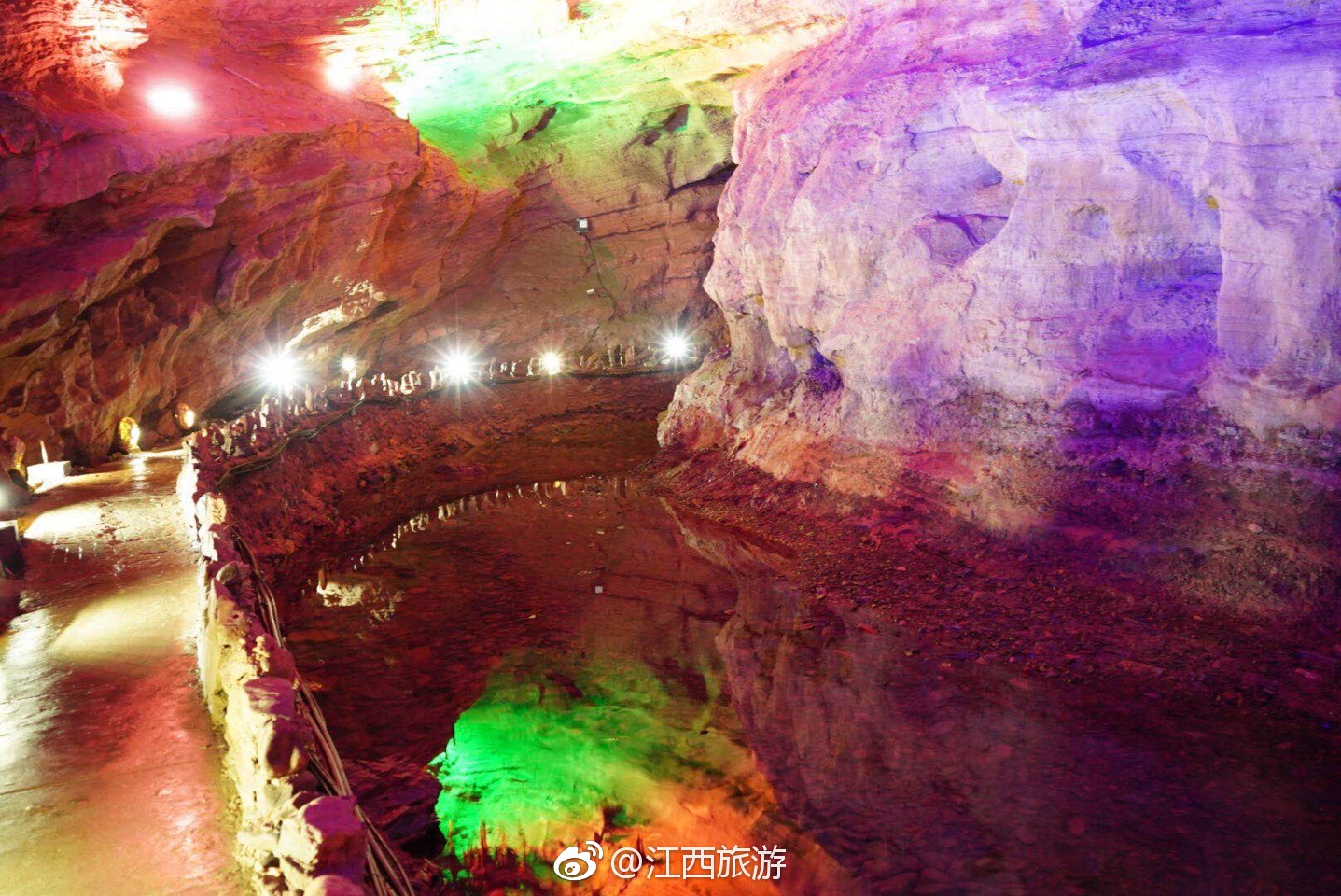 长约2700米的龙宫洞中,钟乳倒悬,石笋擎天