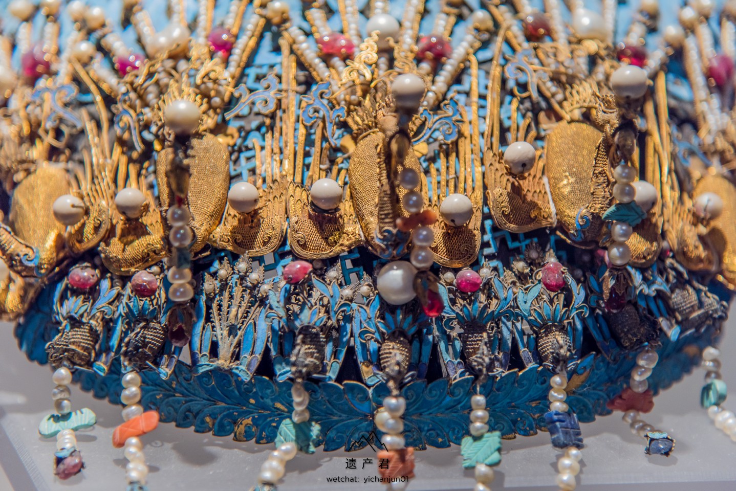 故宫博物院藏清代金累丝嵌珍珠宝石五凤钿dian