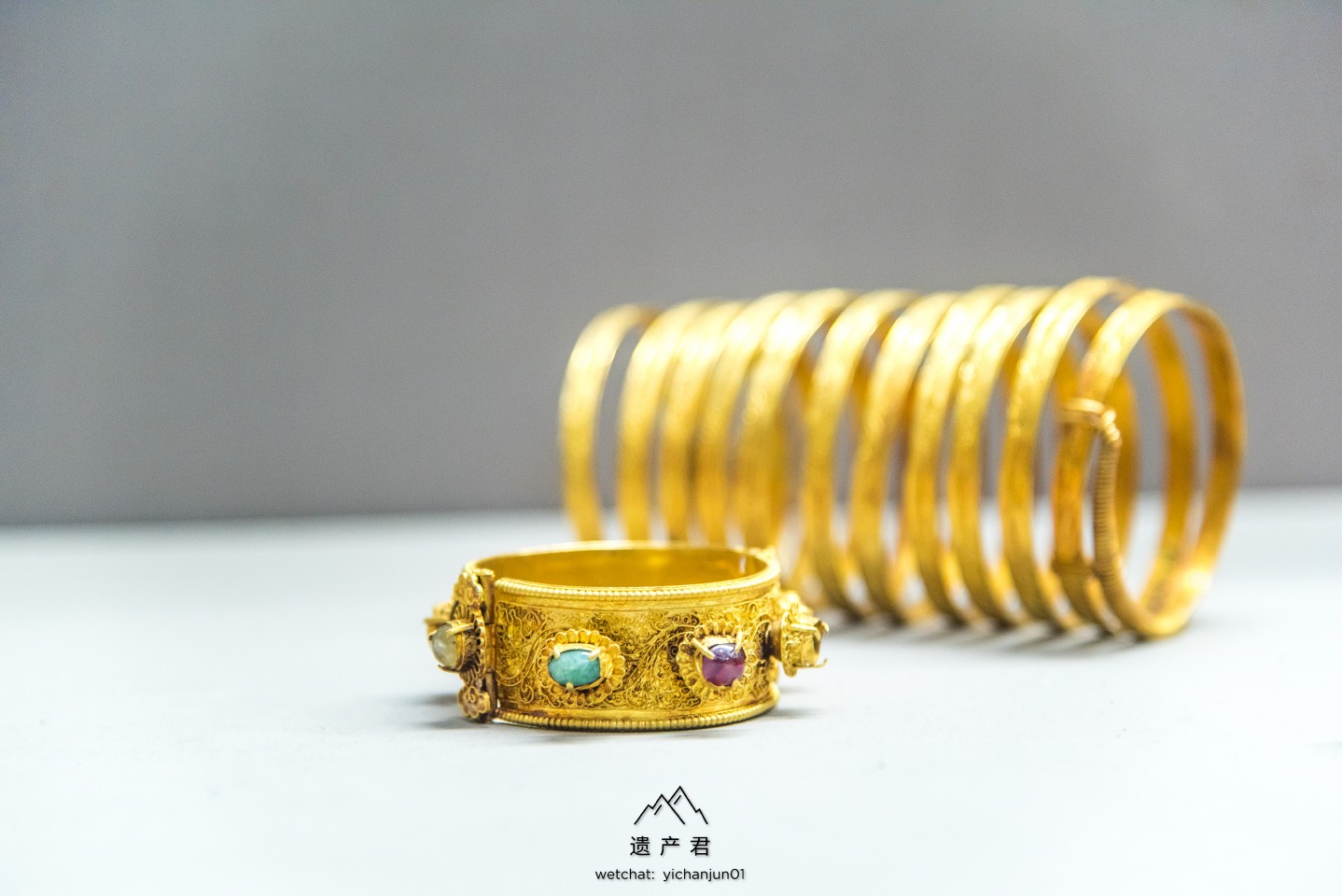 湖北省博物馆藏明代金镶宝石镯和金圆形金钑花钏