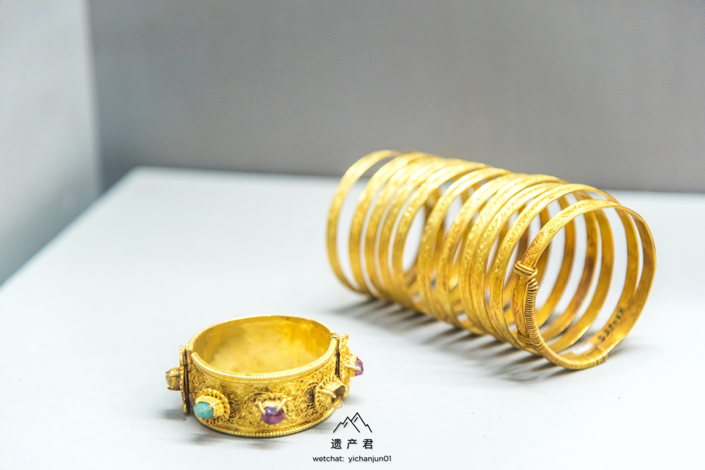 湖北省博物馆藏· 明代金镶宝石镯和金圆形金钑花钏|湖北省博物馆|宝石|梁庄王墓|金钏|金镯_新浪新闻
