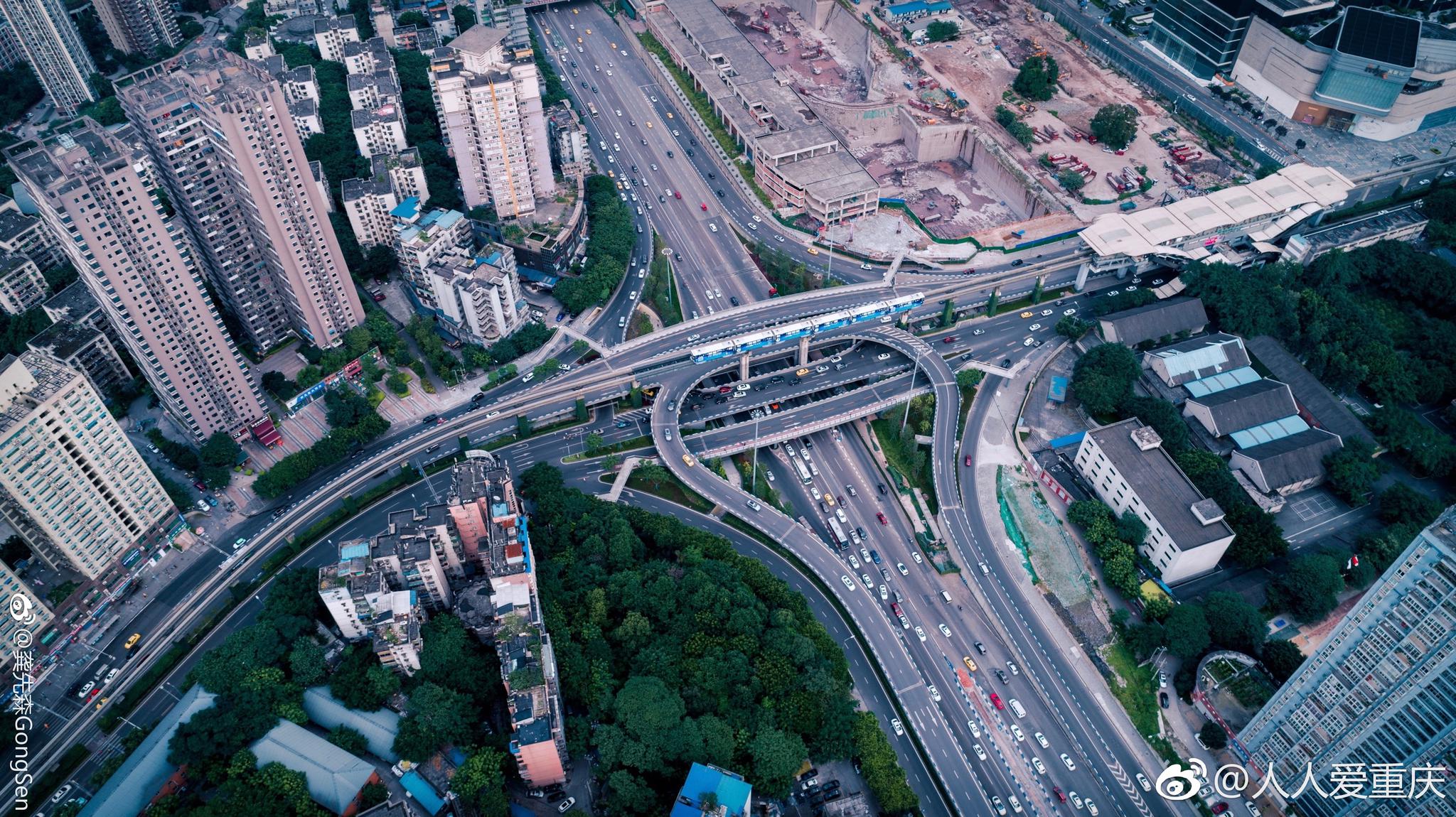 入夏重庆也变得热辣起来于高处观车水马龙璀璨霓虹