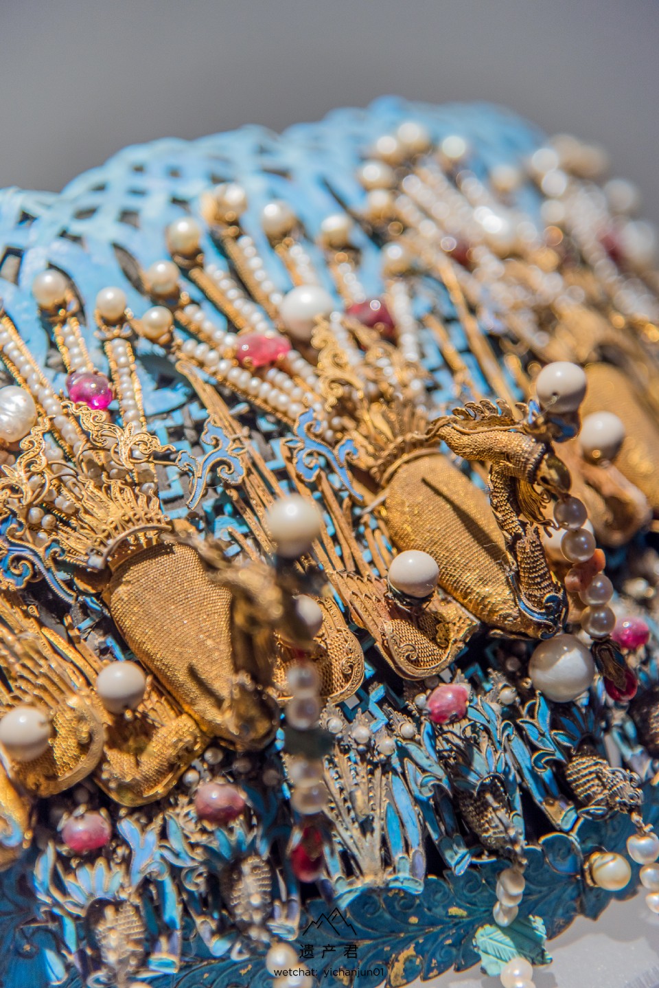 故宫博物院藏清代金累丝嵌珍珠宝石五凤钿dian