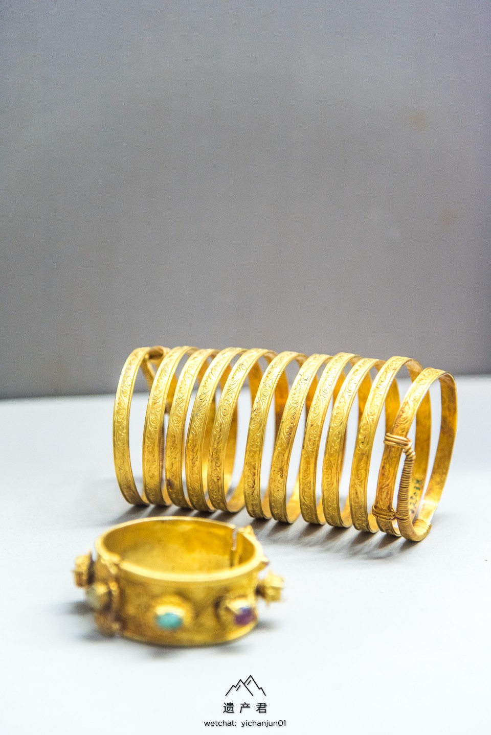 湖北省博物馆藏明代金镶宝石镯和金圆形金钑花钏