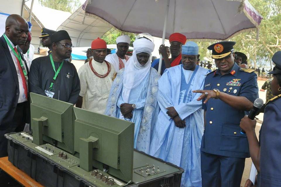 尼日利亚空军展示装备_新浪看点
