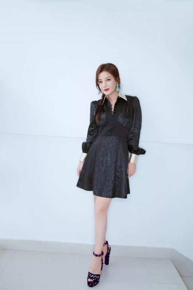 "小燕子"赵薇,永远把风情交给时尚,时尚穿搭交给自己!