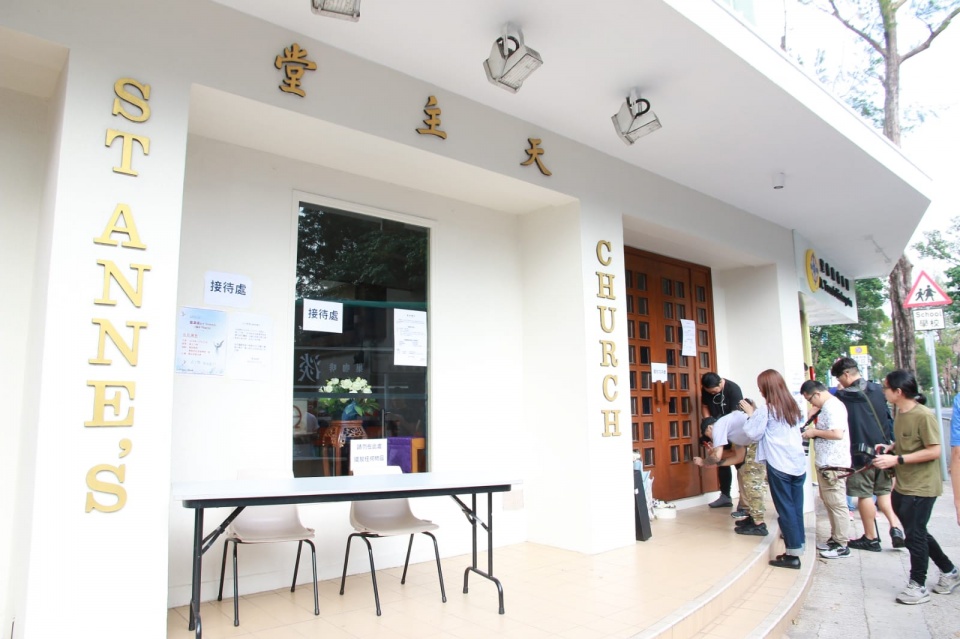 蓝洁瑛追思会张卫健表情凝重,"丁孝蟹"邵仲衡竟面带微笑