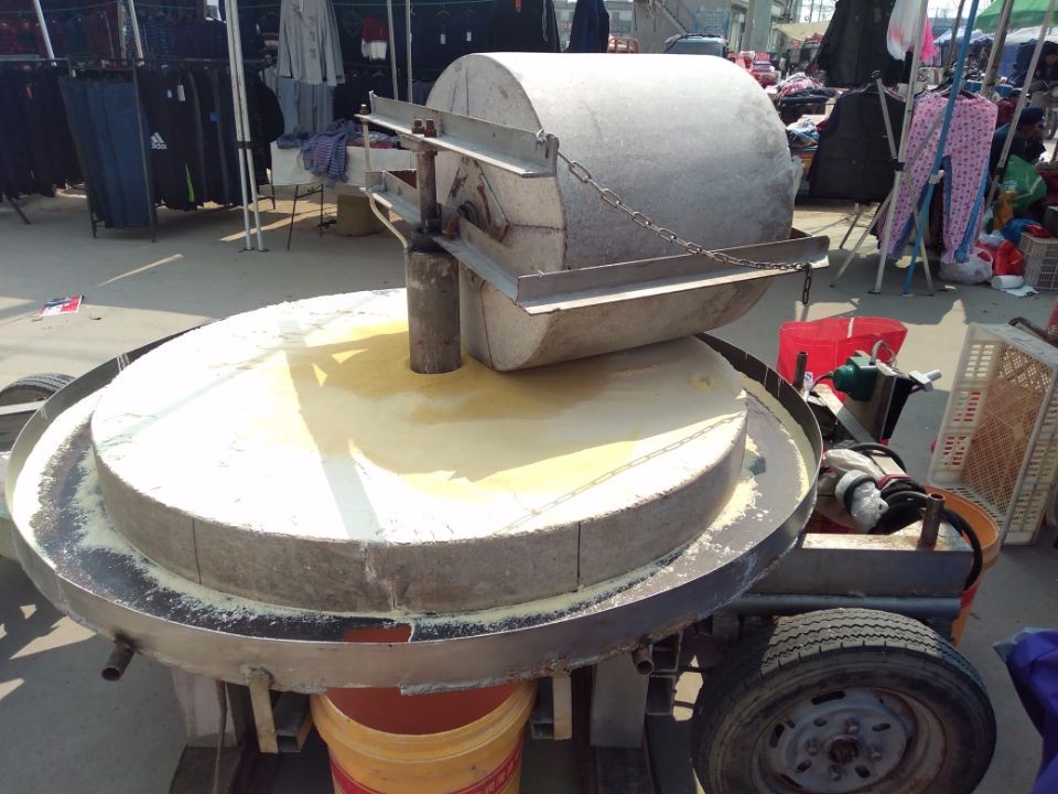 农村集市巧遇创意电动石碾磨制小米面,低温加工再现小米原汁原味