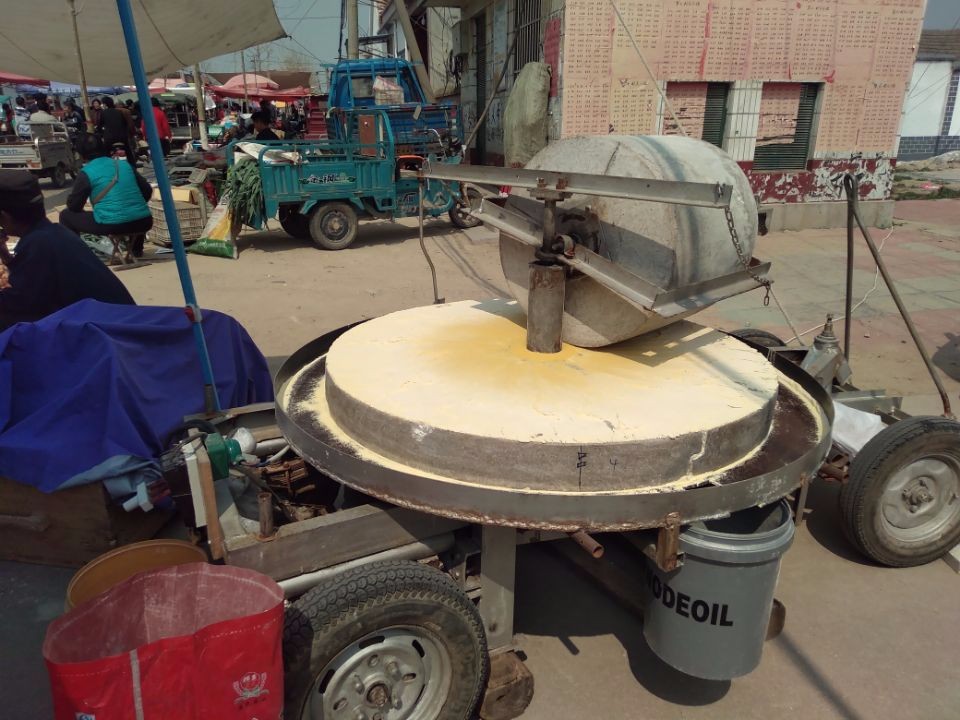 农村集市巧遇创意电动石碾磨制小米面,低温加工再现小米原汁原味