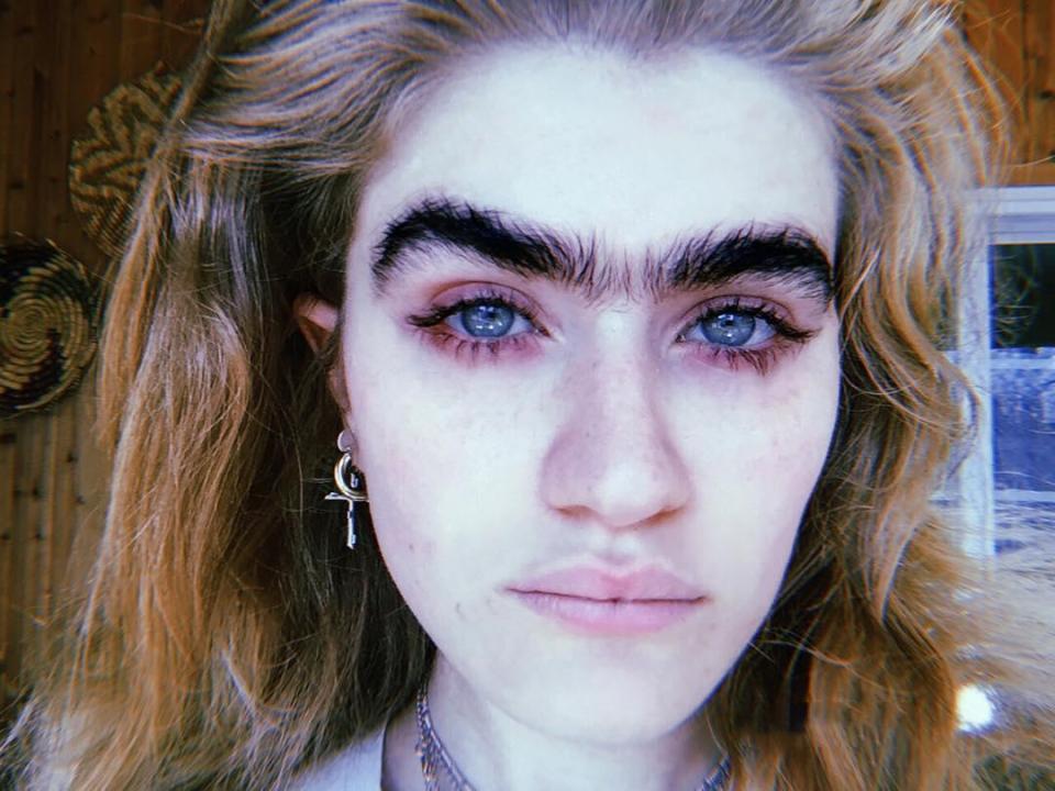 希腊妹纸的一字连眉意外曝光, 勇敢的她坚持做自己, 圈粉无数