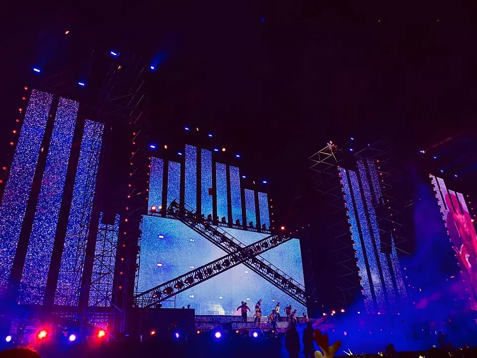 有网友发现:鹿晗北京演唱会运用全息投影ar等各种高科技的舞台效果图