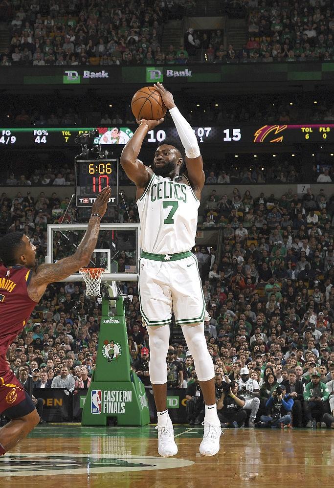 除了罗齐尔之外,杰伦-布朗也在今天打出了个人这个系列赛最好的进攻