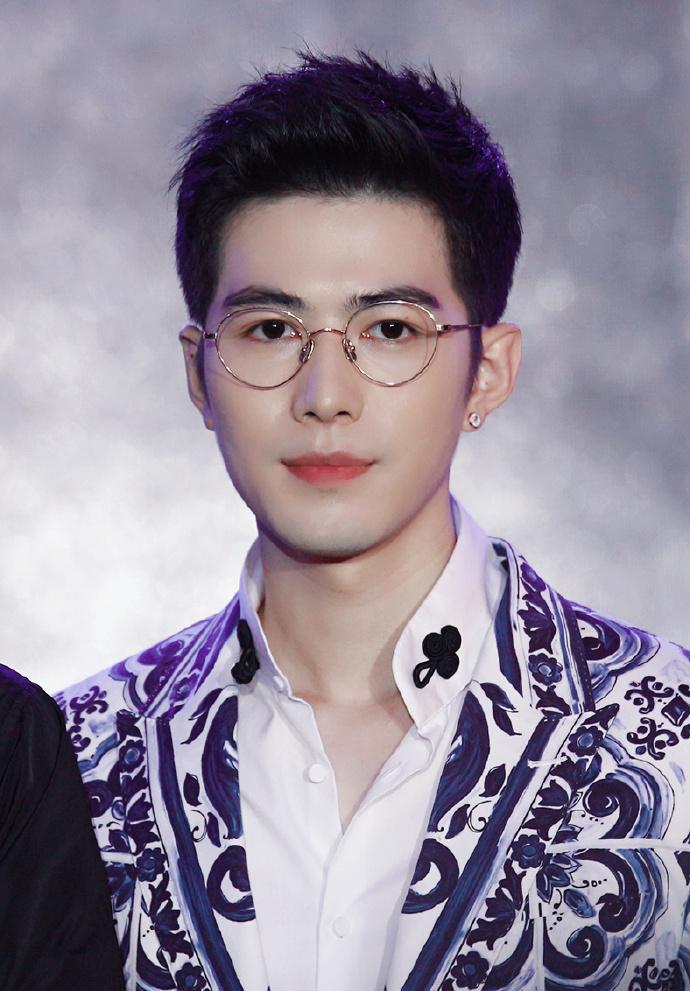 戴眼镜的陈学冬真可爱.