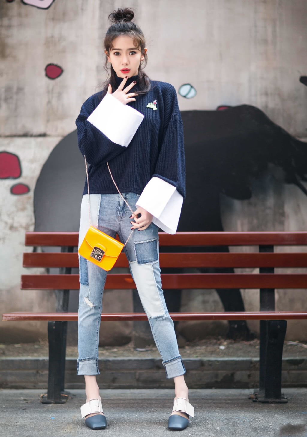 戚薇穿蓝色牛仔裤我呆了,这腿也太粗了吧?网友:两根擎天柱!