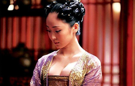 17岁一夜成名,如今沉沦变龙套|张艺谋|李曼|满城尽带黄金甲_新浪新闻