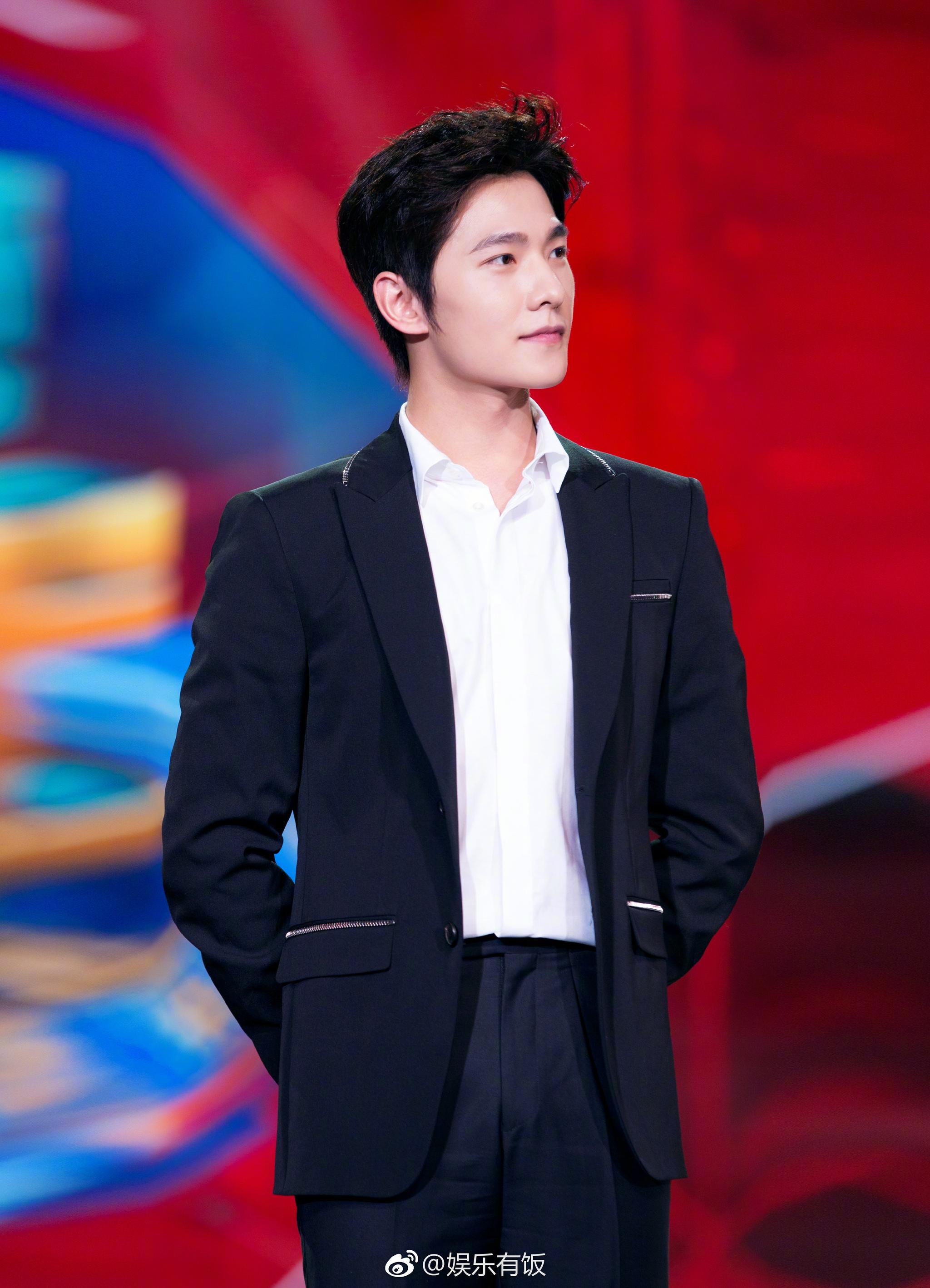 杨洋,武大靖作为2018"向上向善"好青年代表送出寄语,杨洋被主持人问到