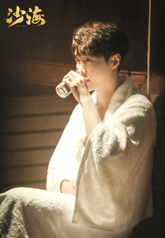 张艺兴沙海上线解雨臣网友实名制承包泡澡的花爷