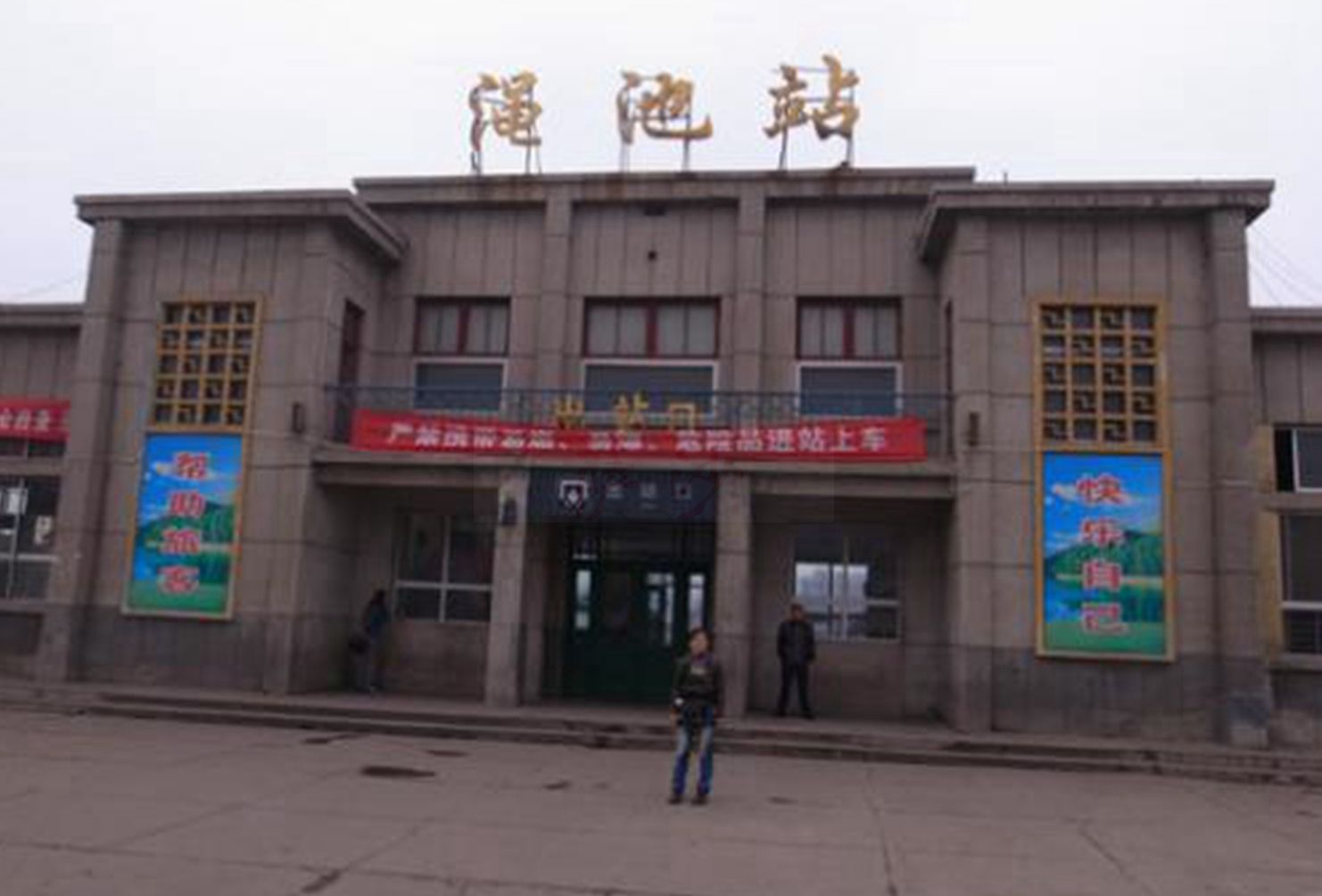 19岁美少女持自动步枪抢银行:97年河南渑池42特大抢劫运钞车案件