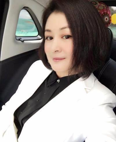 46岁于月仙近照曝光, 和丈夫结婚19年不育, 却快乐像孩子!