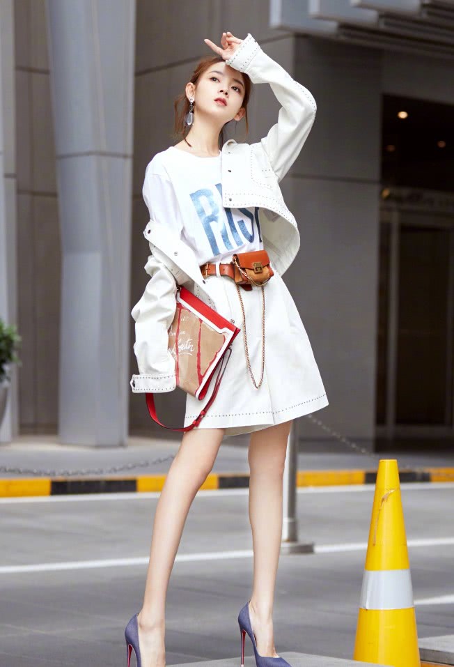 陈瑶拿"洗衣粉桶"出席活动,还装了一瓶"红酒",咋那么会玩?