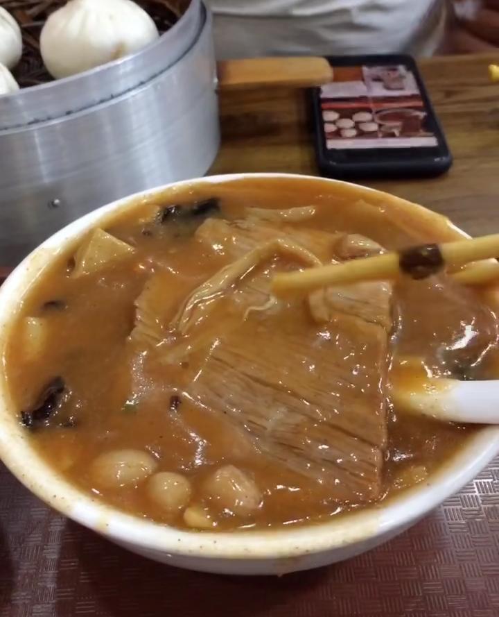 6块钱一碗的牛肉胡辣汤2块钱一根油条这样的早餐你会吃吗