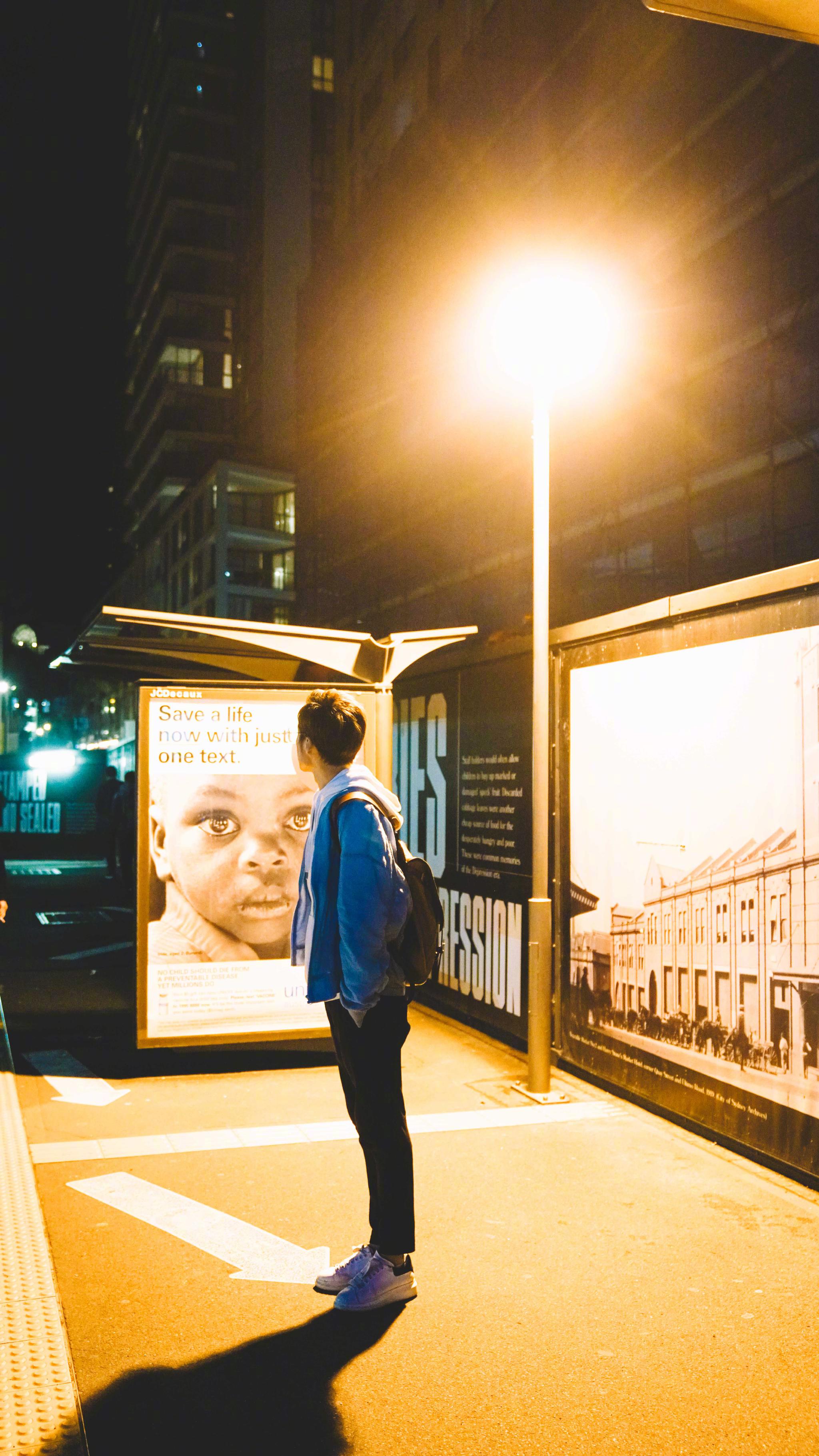 夜间抑郁系拍照口诀眉头紧锁嘴巴微张眼神望向远方