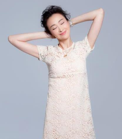 而这一身服装穿在林静身上还真是非常的显干净又纯粹的感觉呀,扎起