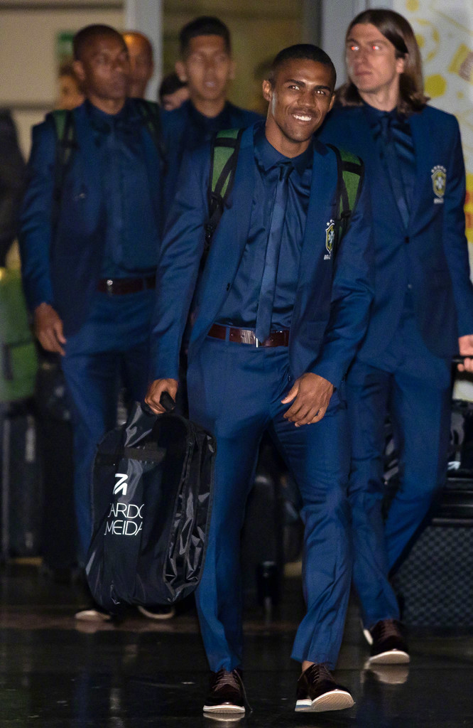 穿西装的内马尔(6月11日抵达俄罗斯机场).