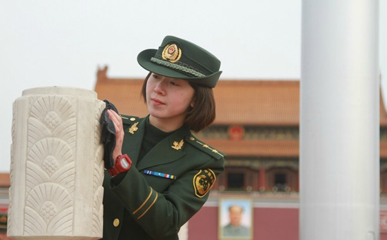 在天安门站岗的解放军,女兵画着淡妆,男兵与游客合影纹丝不动