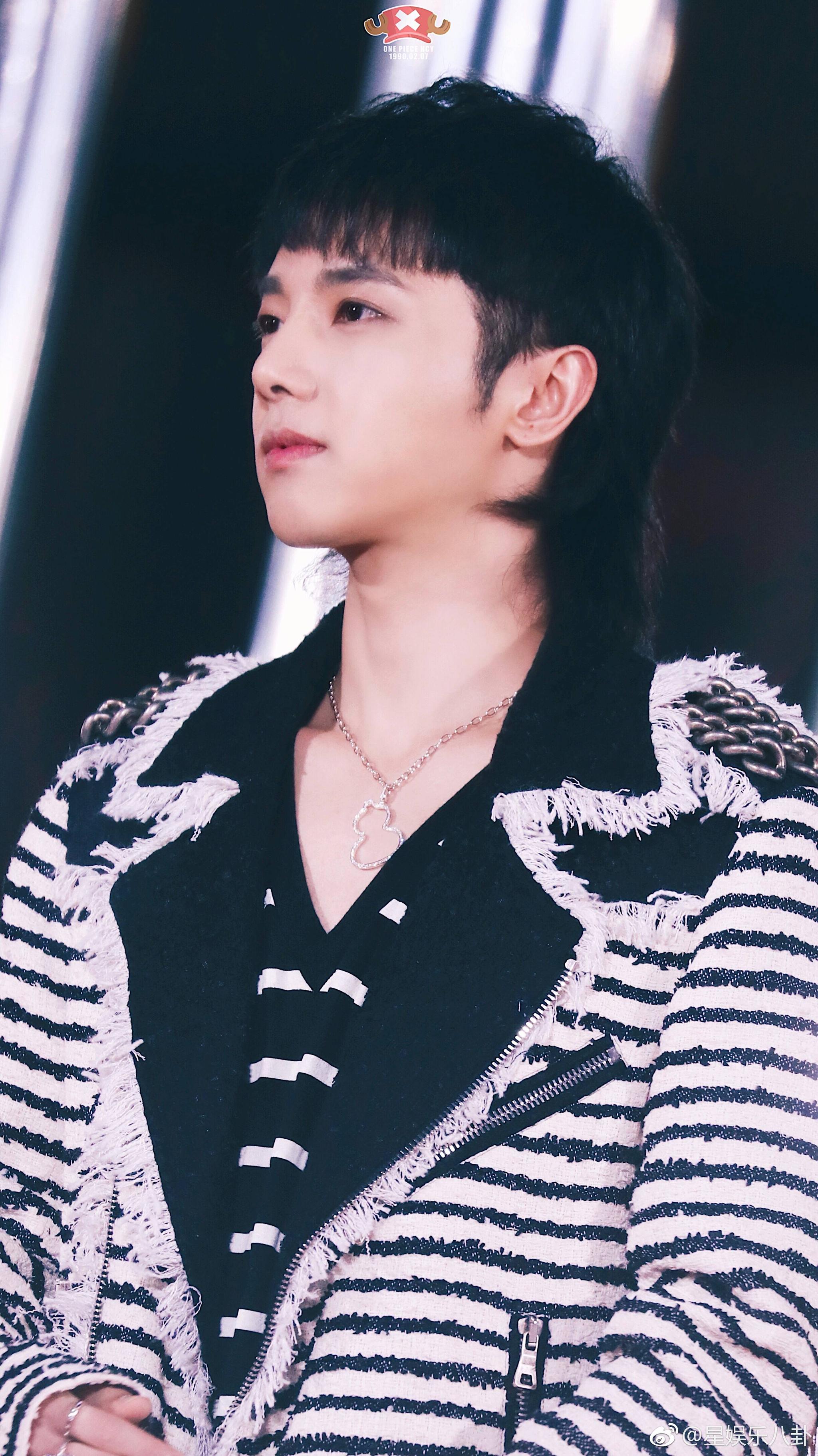 歌手红毯 华晨宇红毯高清饭拍图~真是清新帅气