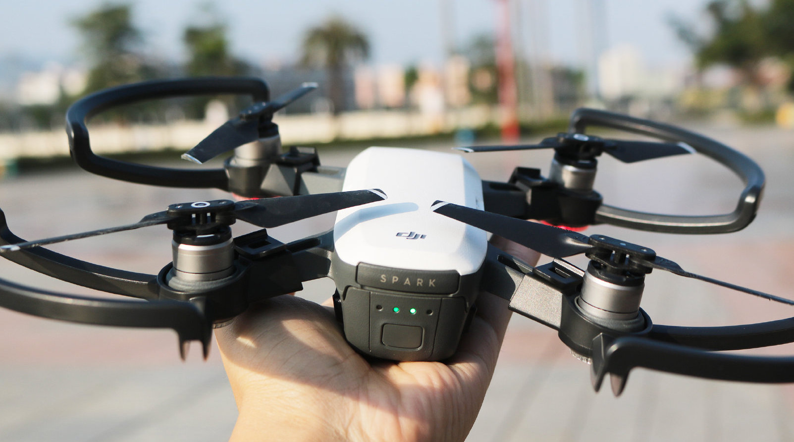 大疆无人机晓航拍智能手势操作很有趣