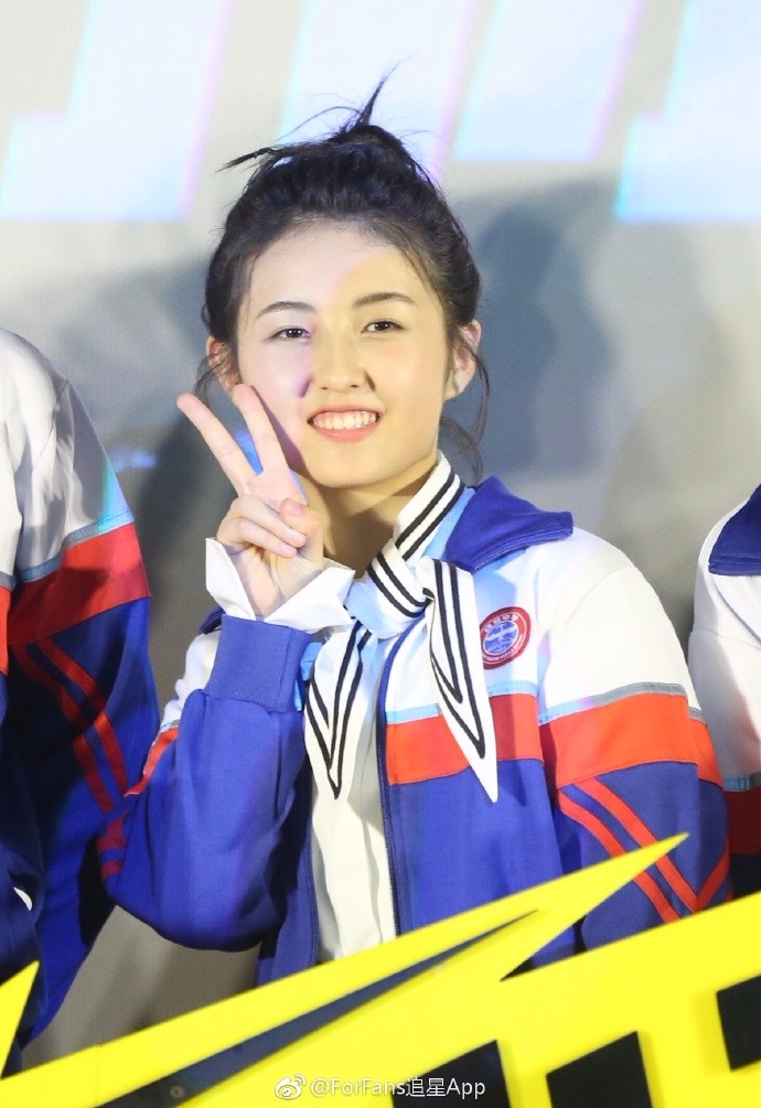 张子枫穿校服亮相快把我哥带走发布会面带微笑比剪刀手卖萌