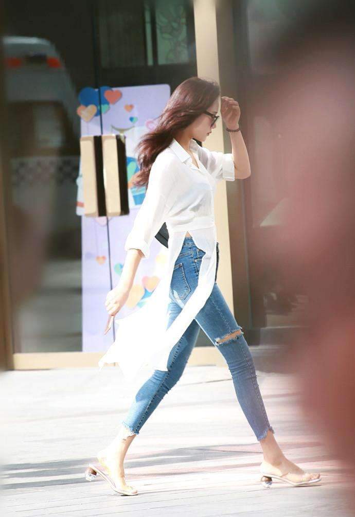 街拍:露肩高腰连衣裙,适合上半身比较丰满的女