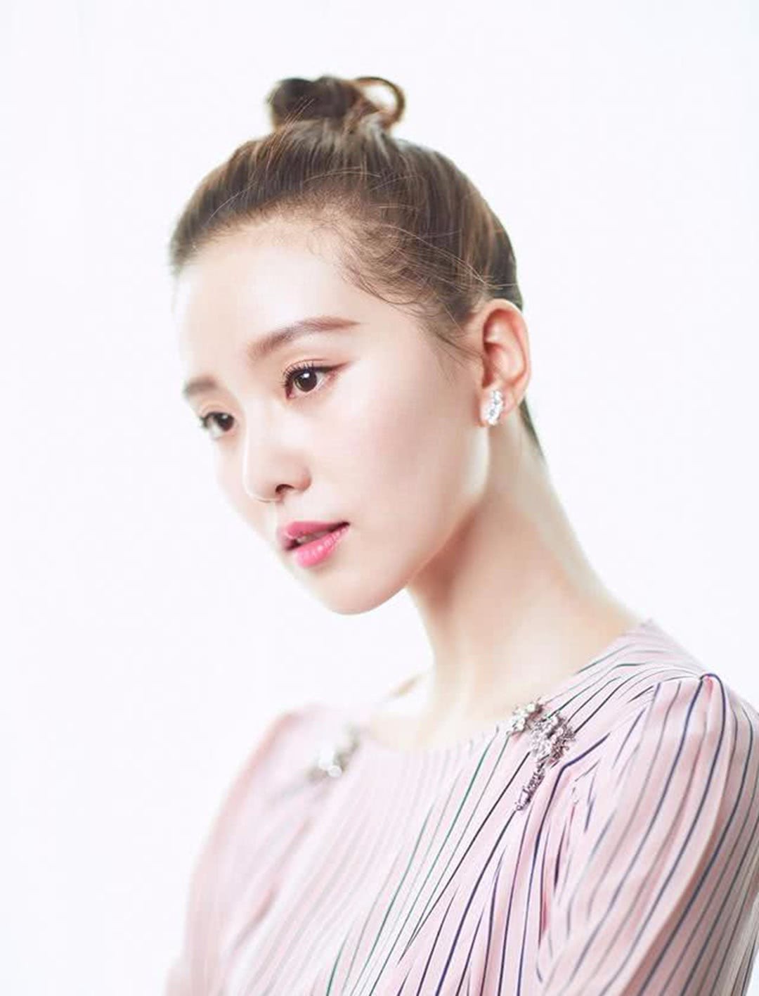 女星丸子头大对比,迪丽热巴少女赵丽颖可爱,可她竟然扎出国际范