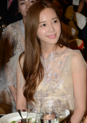 马景涛前妻吴佳尼有着80后女孩特有的青春靓丽外形和俏皮风格