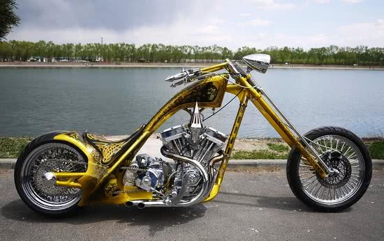 最爱摩托车的歌手,骑100万黄金长臂摩托,速度比跑车还快!