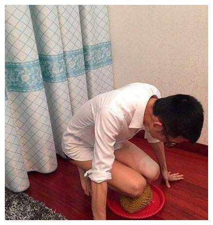 哥们,你得罪媳妇挺深的啊,不然怎么会跪榴莲