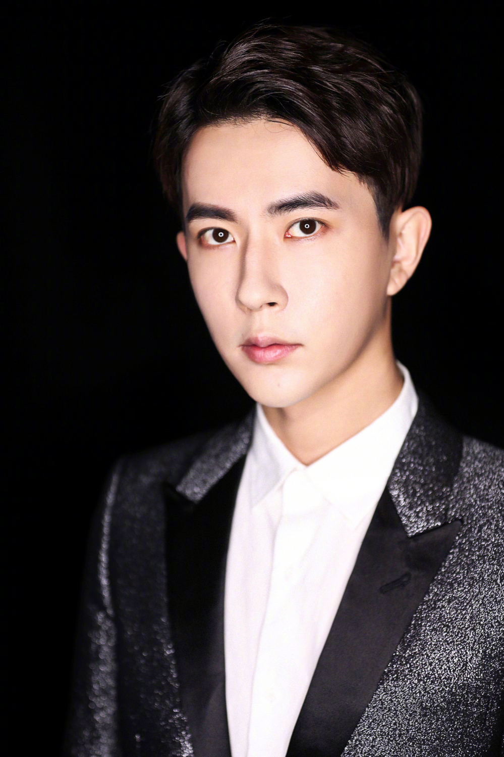 于朦胧红毯于朦胧银西装于朦胧一身银西装亮相白玉兰红毯