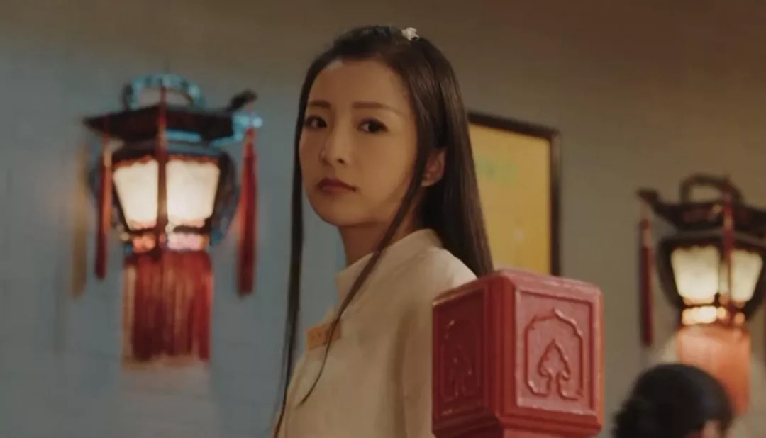 然后一个是饰演声声慢的厉蔺菲,同样也是新人,一样是戏份不多,不过能