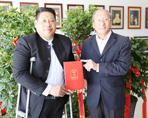 台湾禅易画会会长蔡丰名先生向河南子景文化发展有限公司董事长,非遗