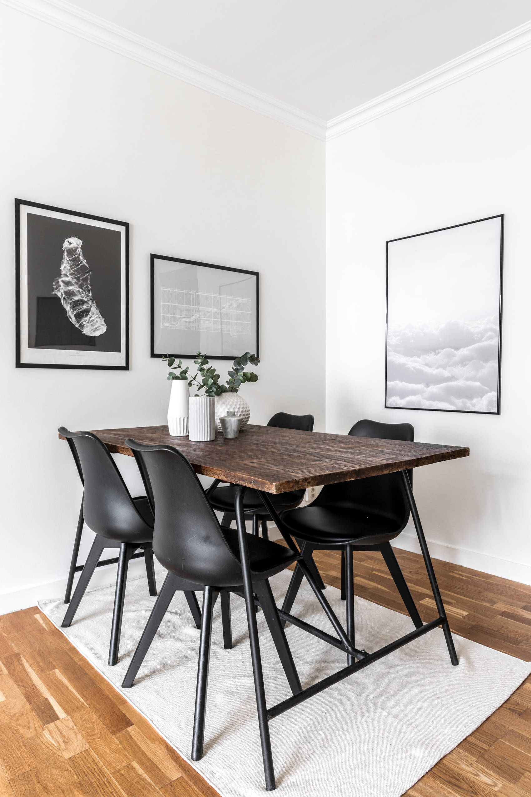 65平方米.瑞典.小空间里精致深色的小家具,能更多释放空间.