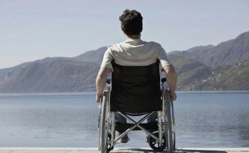 我瘫痪,老婆天天往家带男人,偷听他们对话,我才知自己娶了个宝