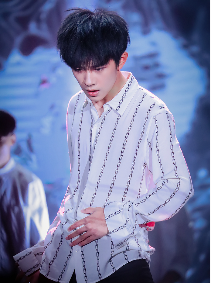 易烊千玺演绎舞蹈《青春》呈现最具美感与气息感的视觉冲击