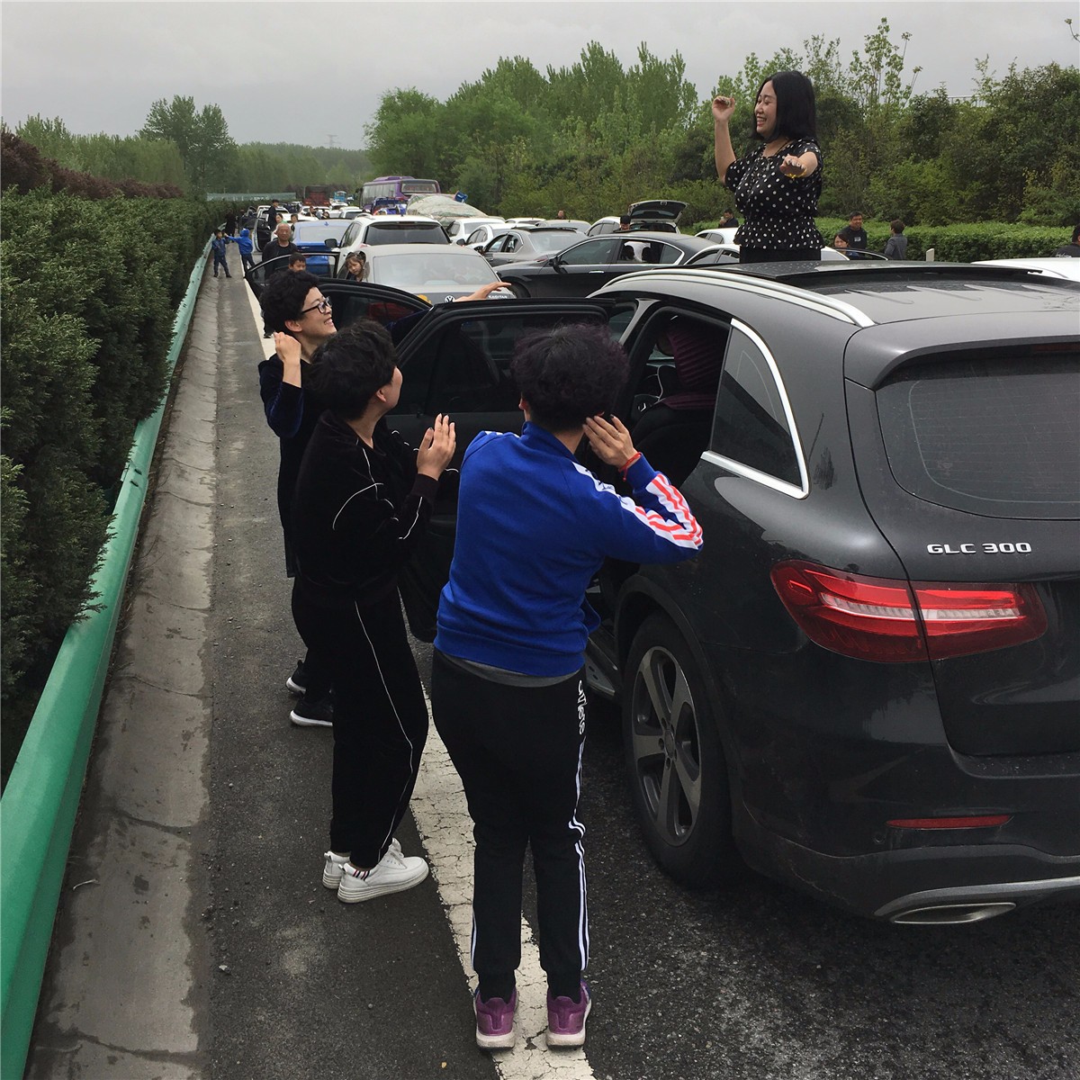 清明节高速免费车辆堵长龙 高速路上跳舞打牌和遛娃_新浪看点