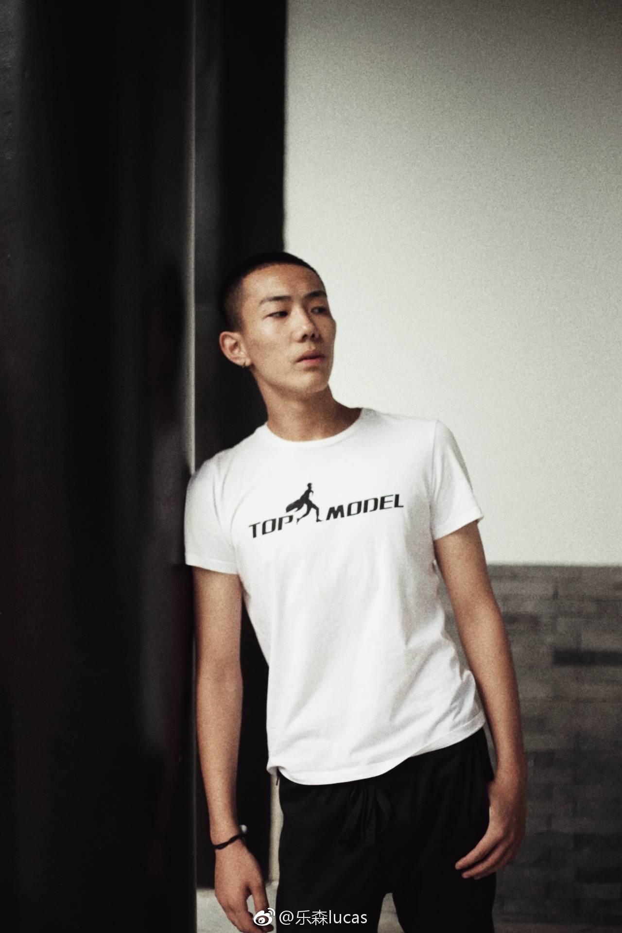 一个16岁的小兄弟净身高185这次训练营最痞小的一个男生~看照片就