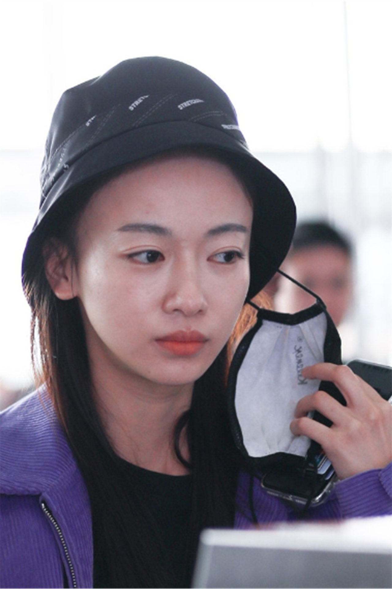 吴谨言素颜现身机场,困到睁不开眼,着实让粉丝心疼了一波