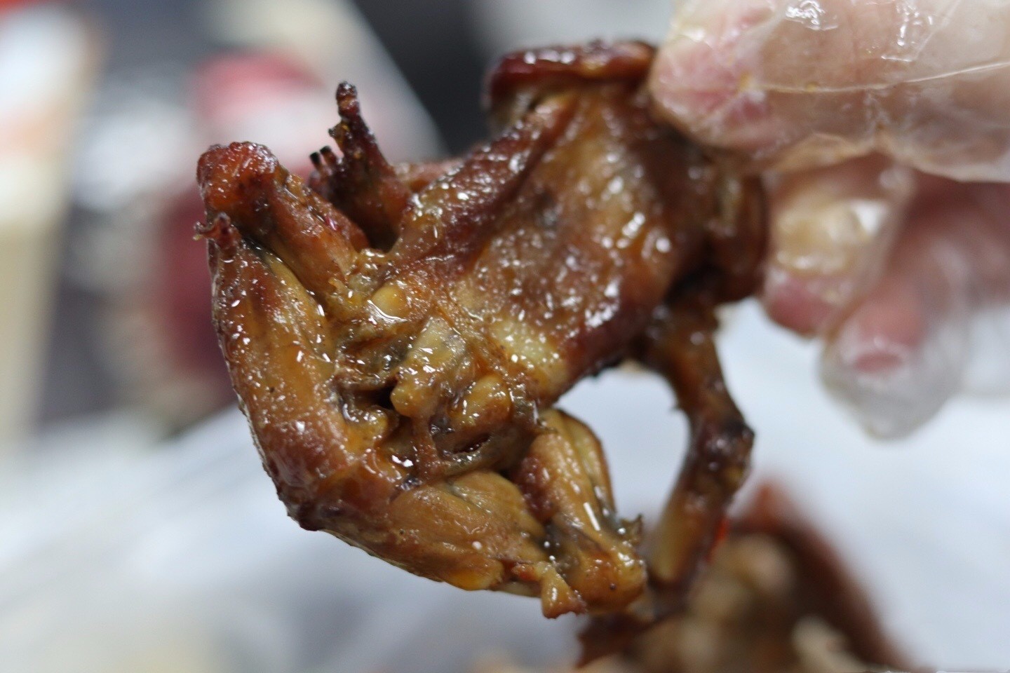 很多球迷朋友会寻觅晚上看球的下酒好菜,不妨试试这道独特的"熏拉丝"