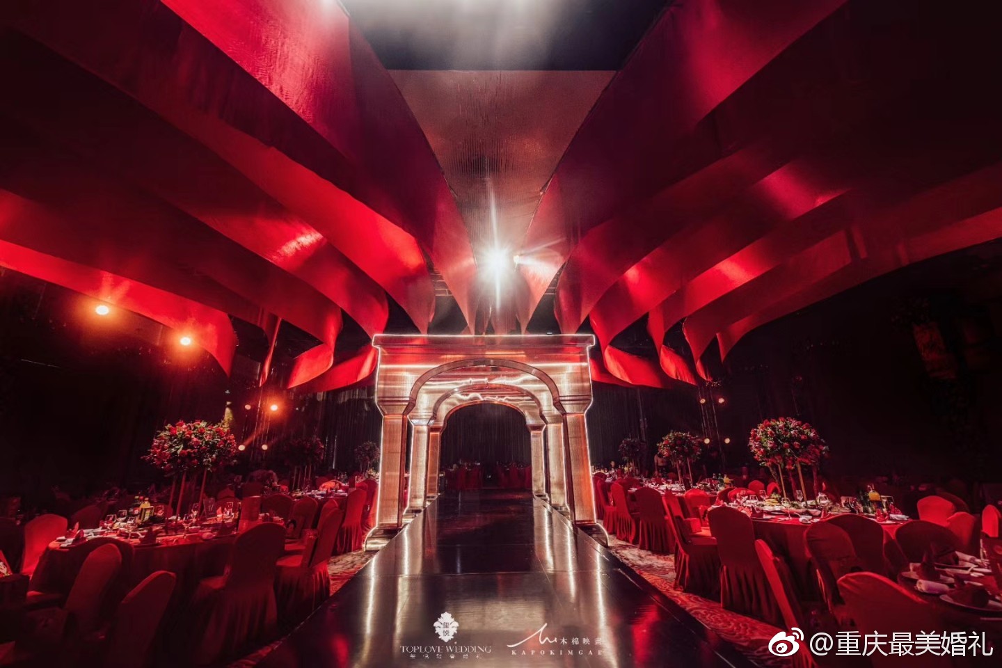 很喜欢这样的婚礼,没有繁琐的道具,只有格调和设计氛围,美!