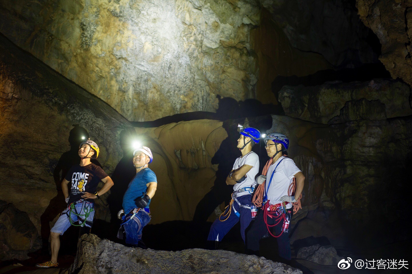 白塔洞位于衢州西部革命老区灰坪乡境内天坑白塔洞和两头洞