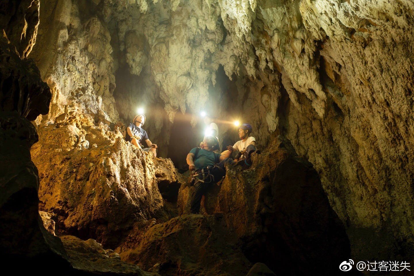 白塔洞位于衢州西部革命老区灰坪乡境内天坑白塔洞和两头洞