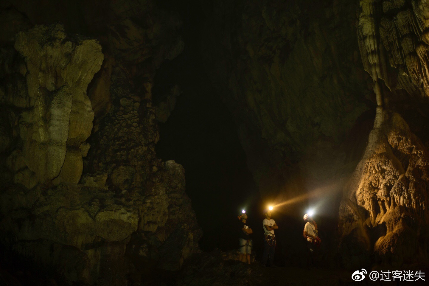 白塔洞位于衢州西部革命老区灰坪乡境内天坑白塔洞和两头洞